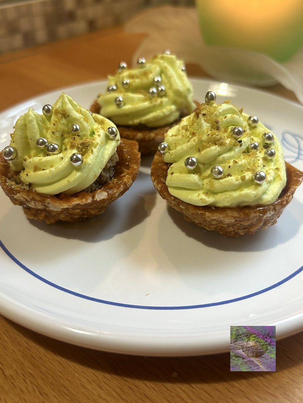Green cappuccino and pistachios cupcakes